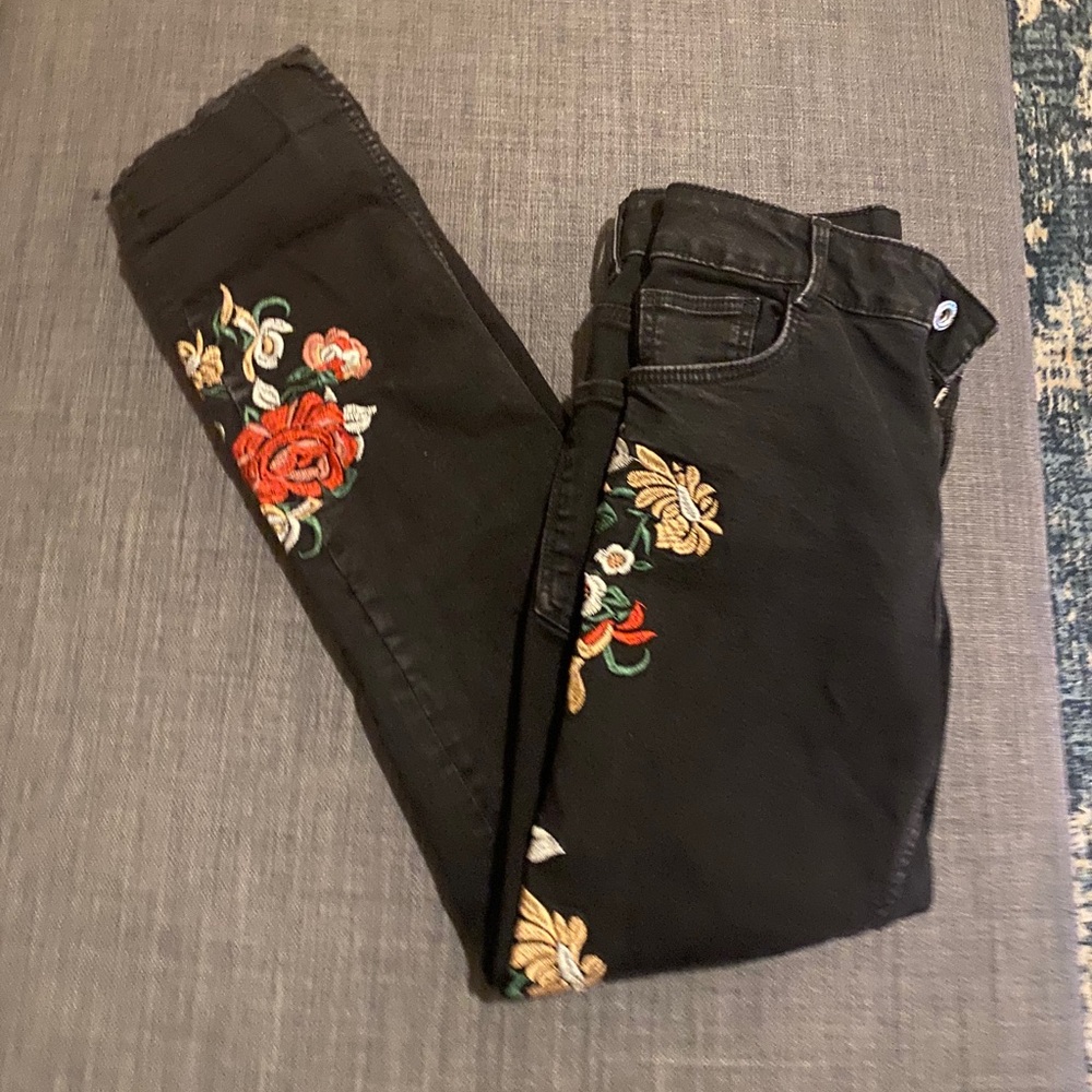 Zara sz 4 black skinny jeans w/flower embroidery